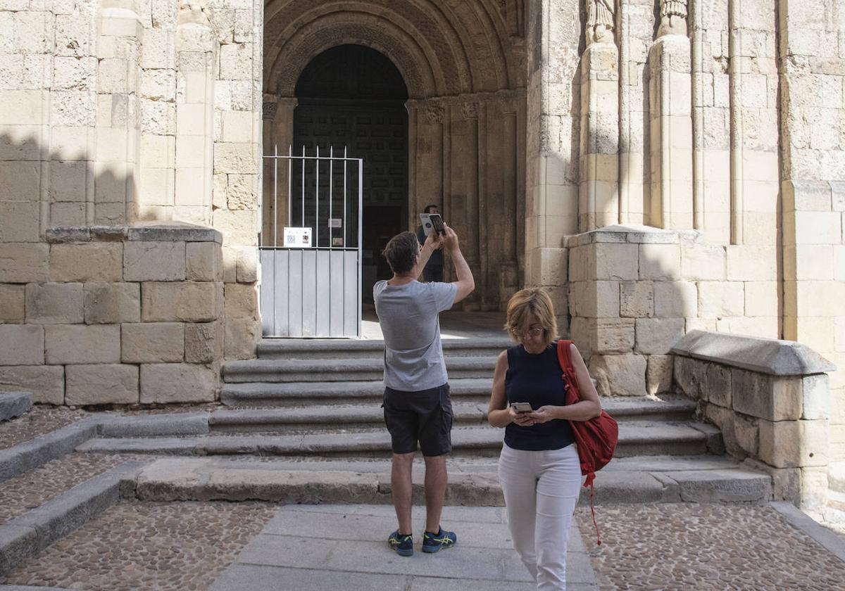 Un turista fotografía la iglesia de San Martín, en Segovia, antes de entrar en ella.