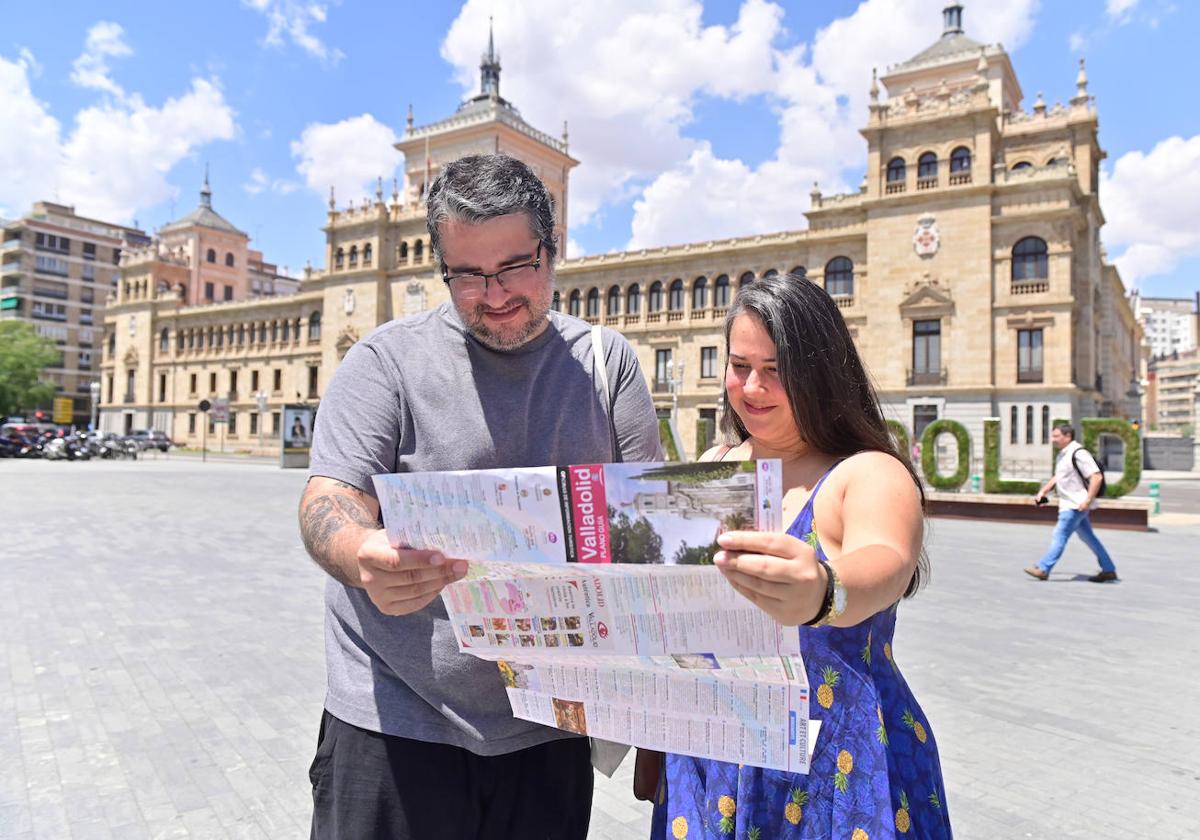 Turistas consultan un plano de Valladolid.