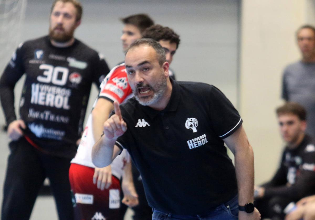 Álvaro Senovilla, durante un partido de la pasada temporada en Nava de la Asunción.