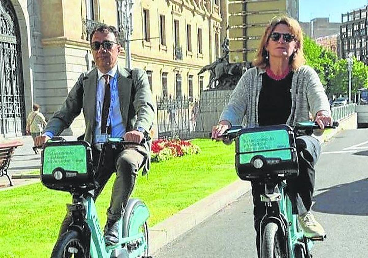 Teresa Ribera, a la derecha, en bici por Valladolid.