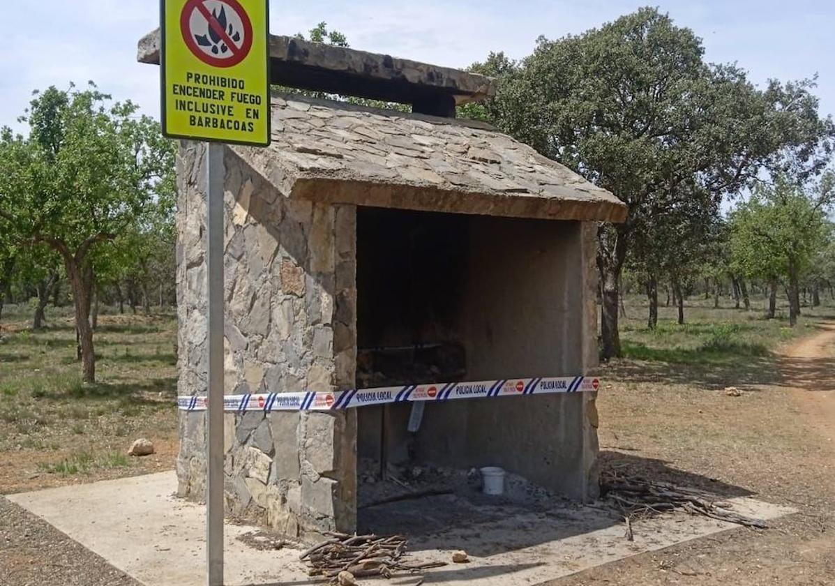 Barbacoa precintada en junio en el Monte el Viejo, previa a su retirada por la Junta.