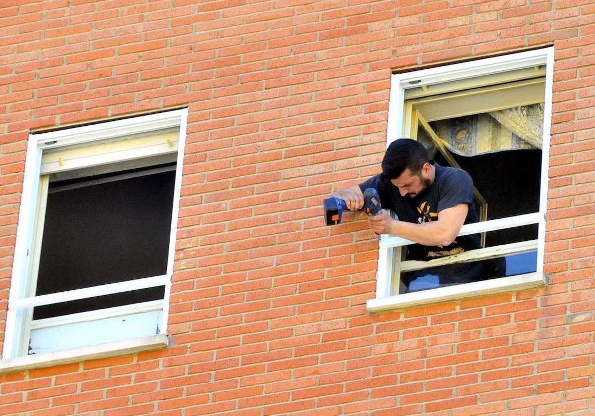 Obras de cambio de ventanas en un edificio.