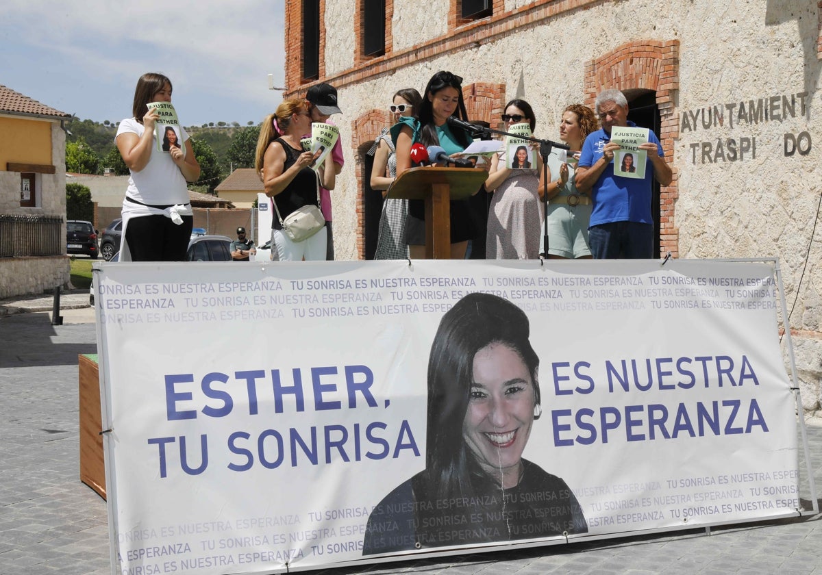 Chus, madre de Esther, con blusa negra, recibe el cariño y el consuelo de un familiar.