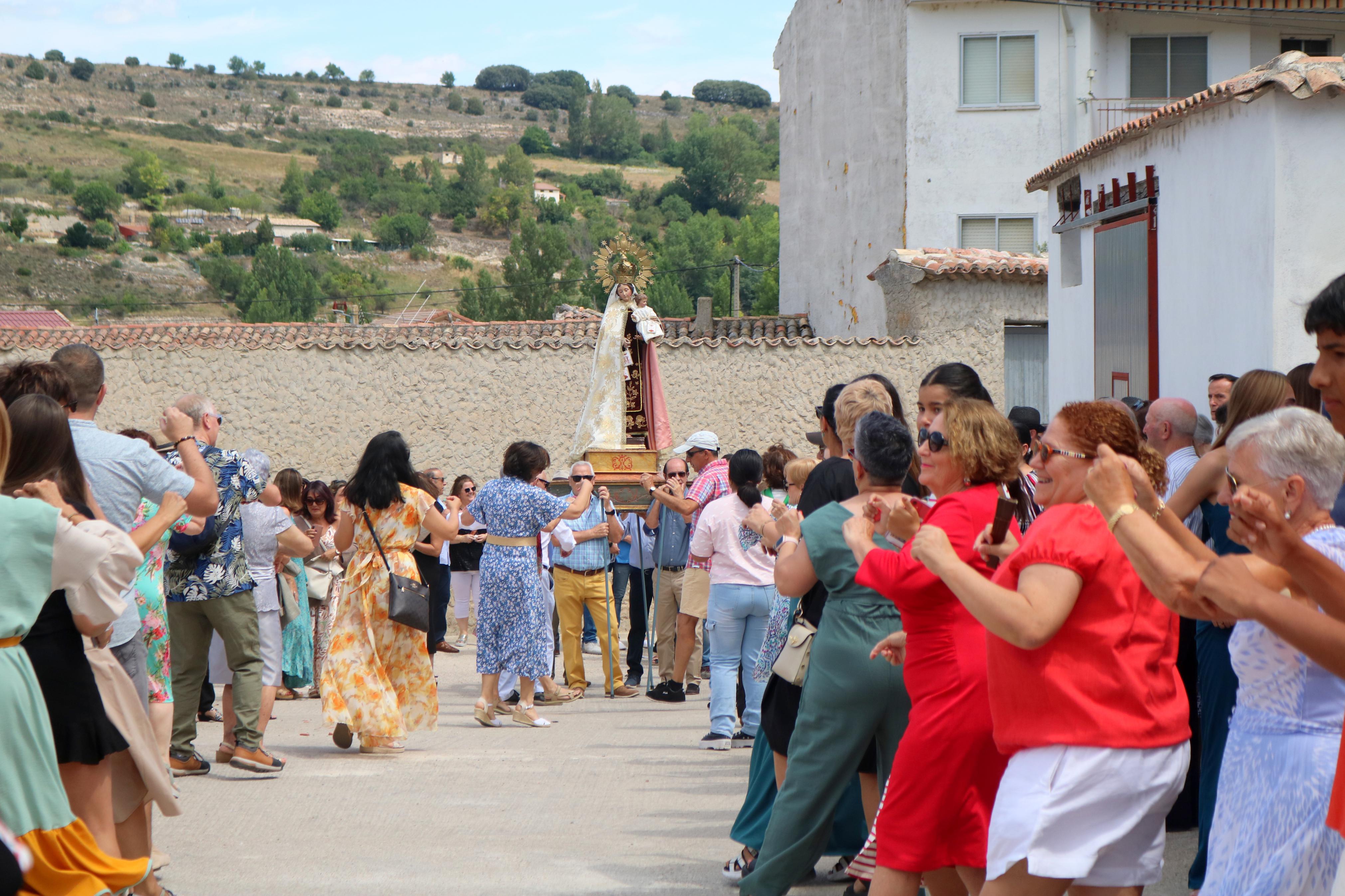 Cevico Navero se rinde a la Virgen del Carmen