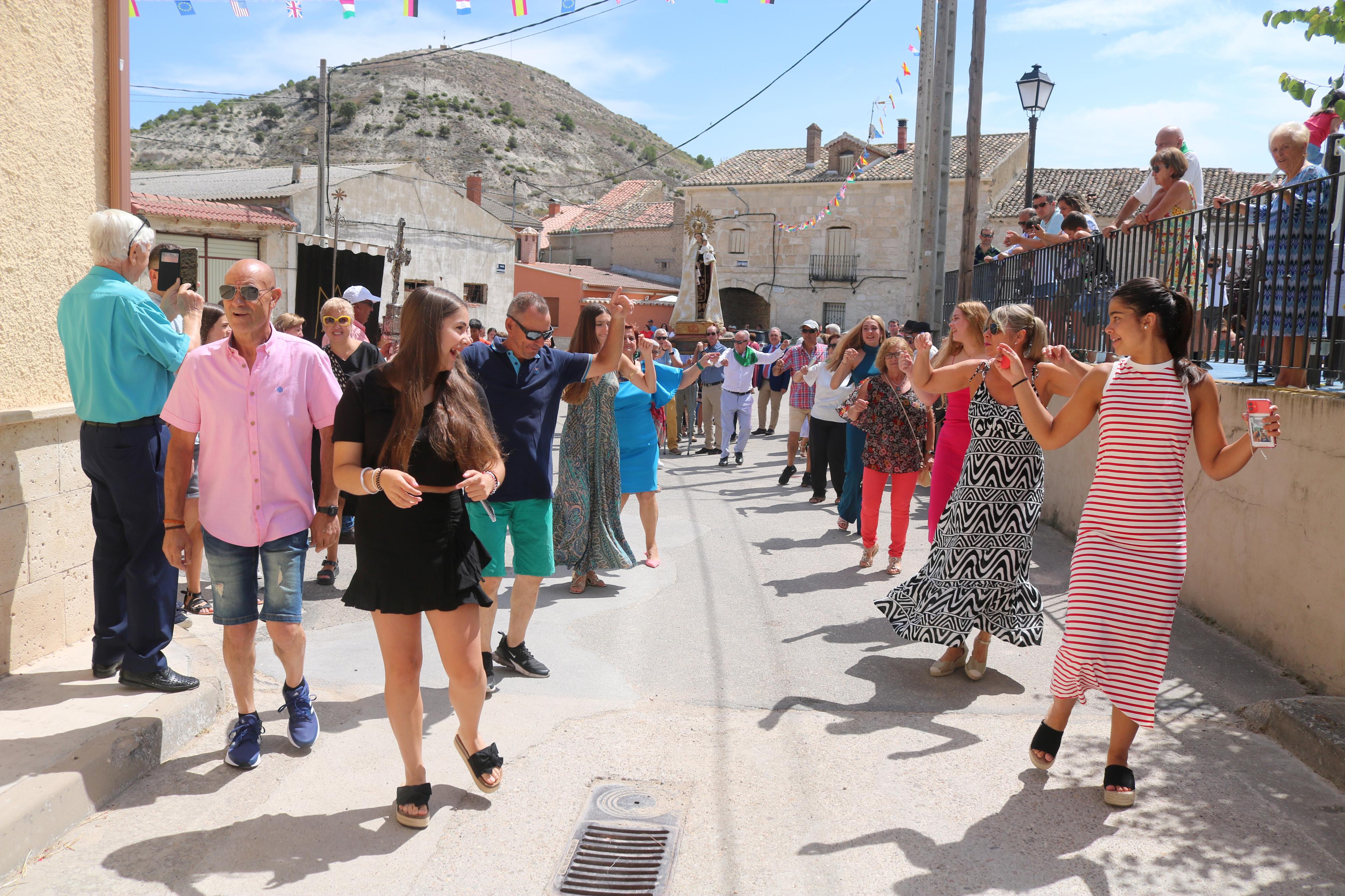 Cevico Navero se rinde a la Virgen del Carmen