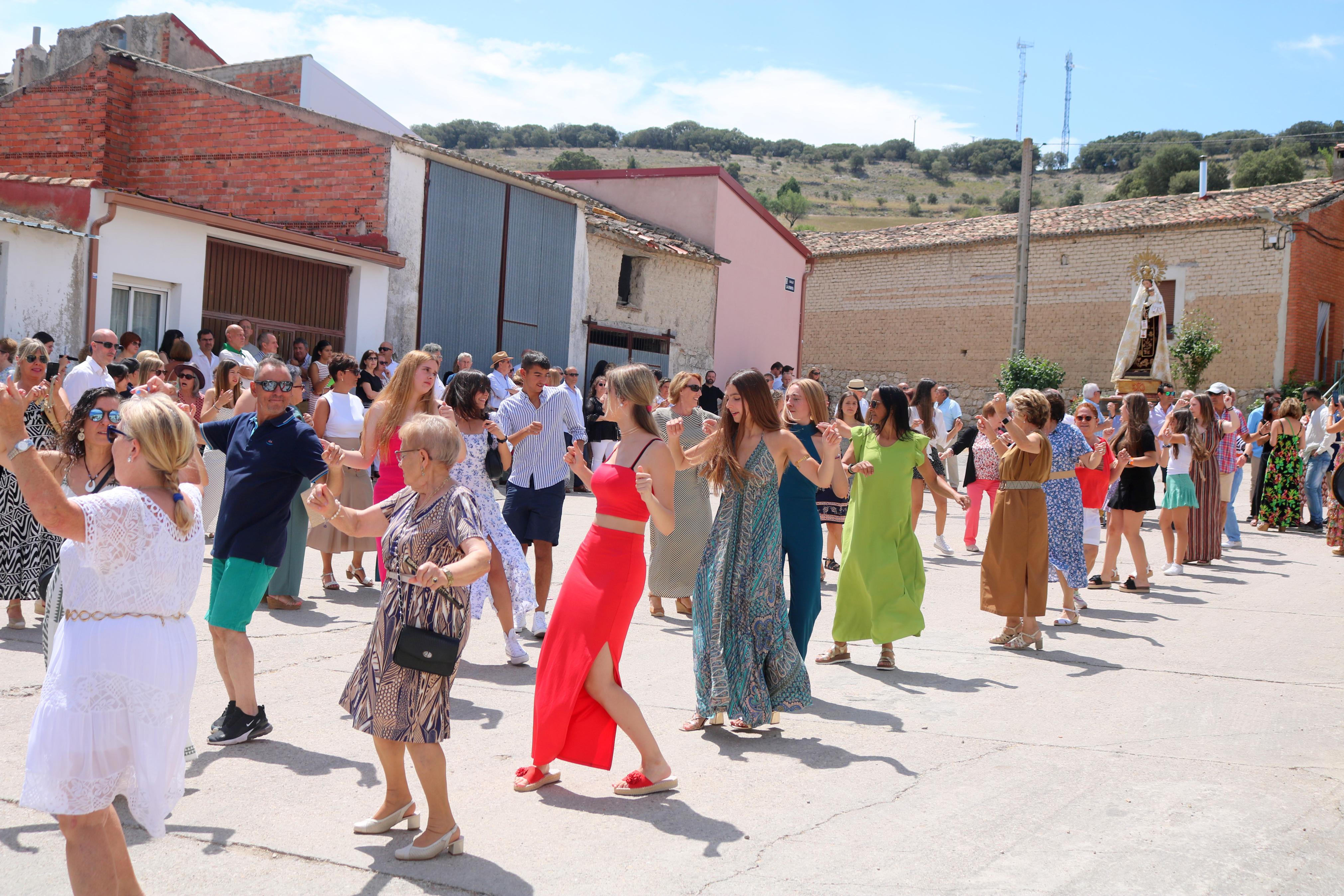 Cevico Navero se rinde a la Virgen del Carmen