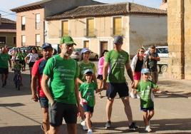 Los participantes de la cuarta edición realizan el recorrido por las calles de Villabrágima