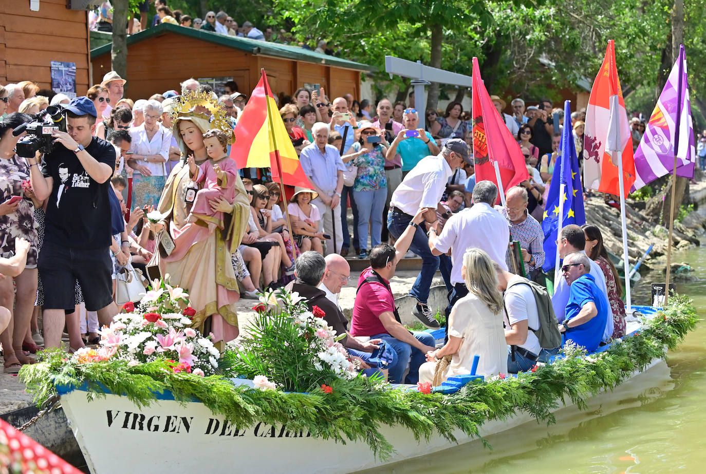 Procesión fluvial de la Virgen del Carmen por el río Pisuerga