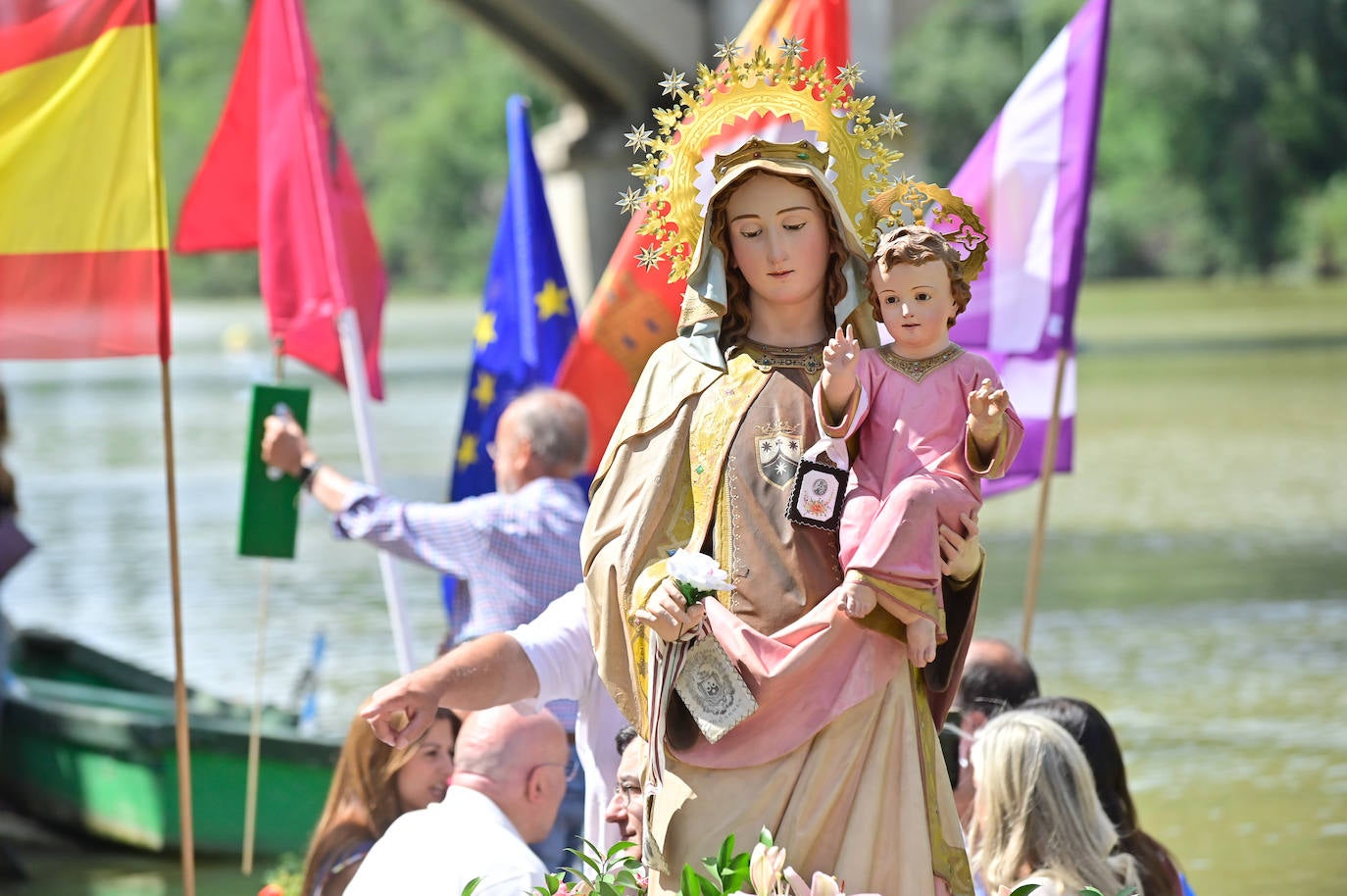 Procesión fluvial de la Virgen del Carmen por el río Pisuerga