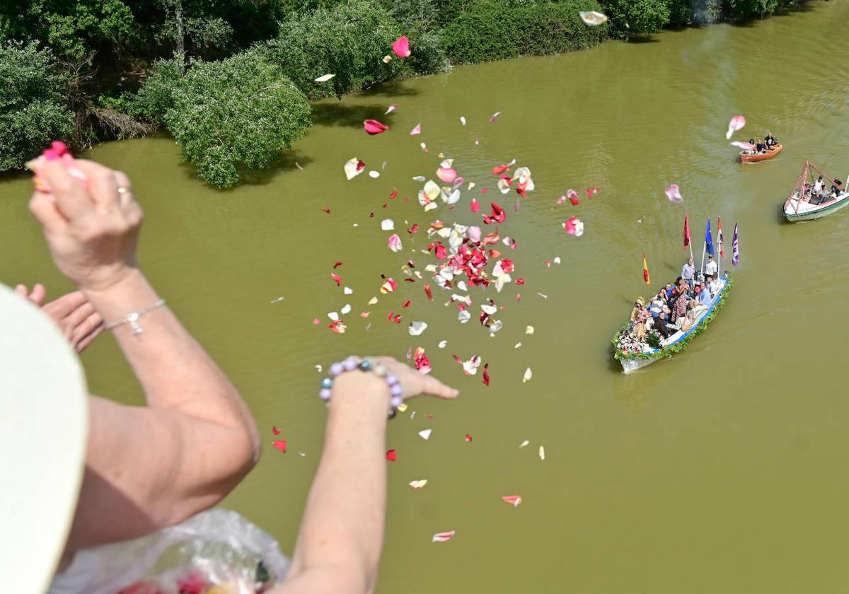 Procesión fluvial de la Virgen del Carmen por el río Pisuerga