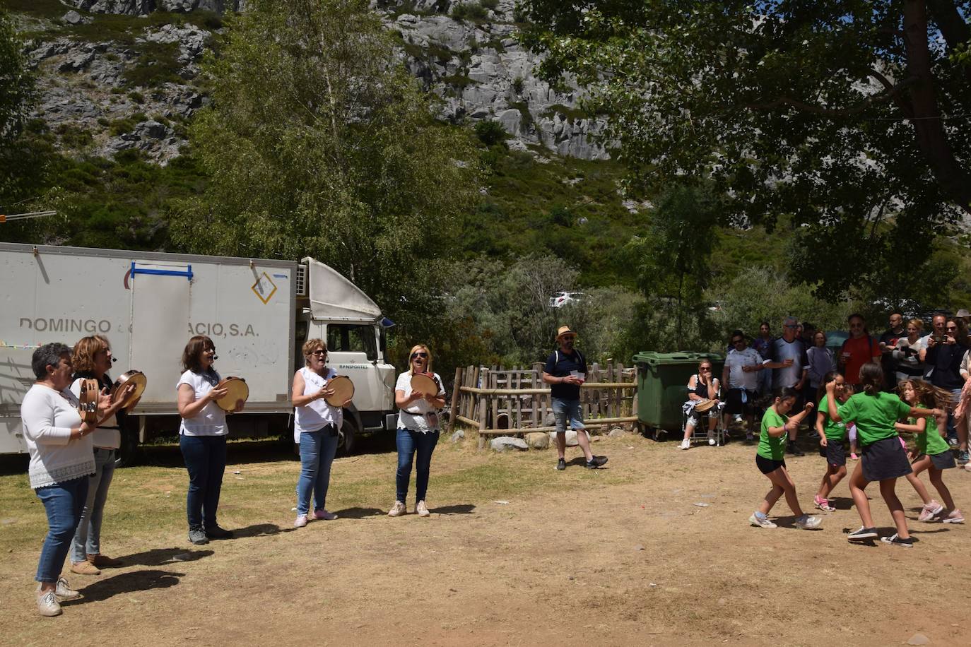 27 calderetas con 480 kilos de carne en Puente Agudín