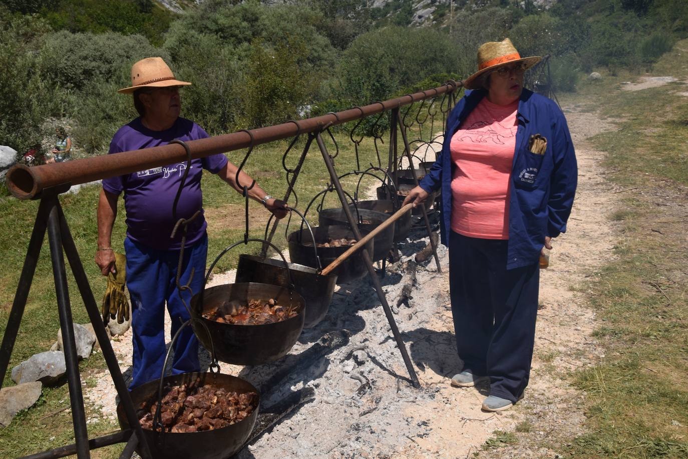 27 calderetas con 480 kilos de carne en Puente Agudín