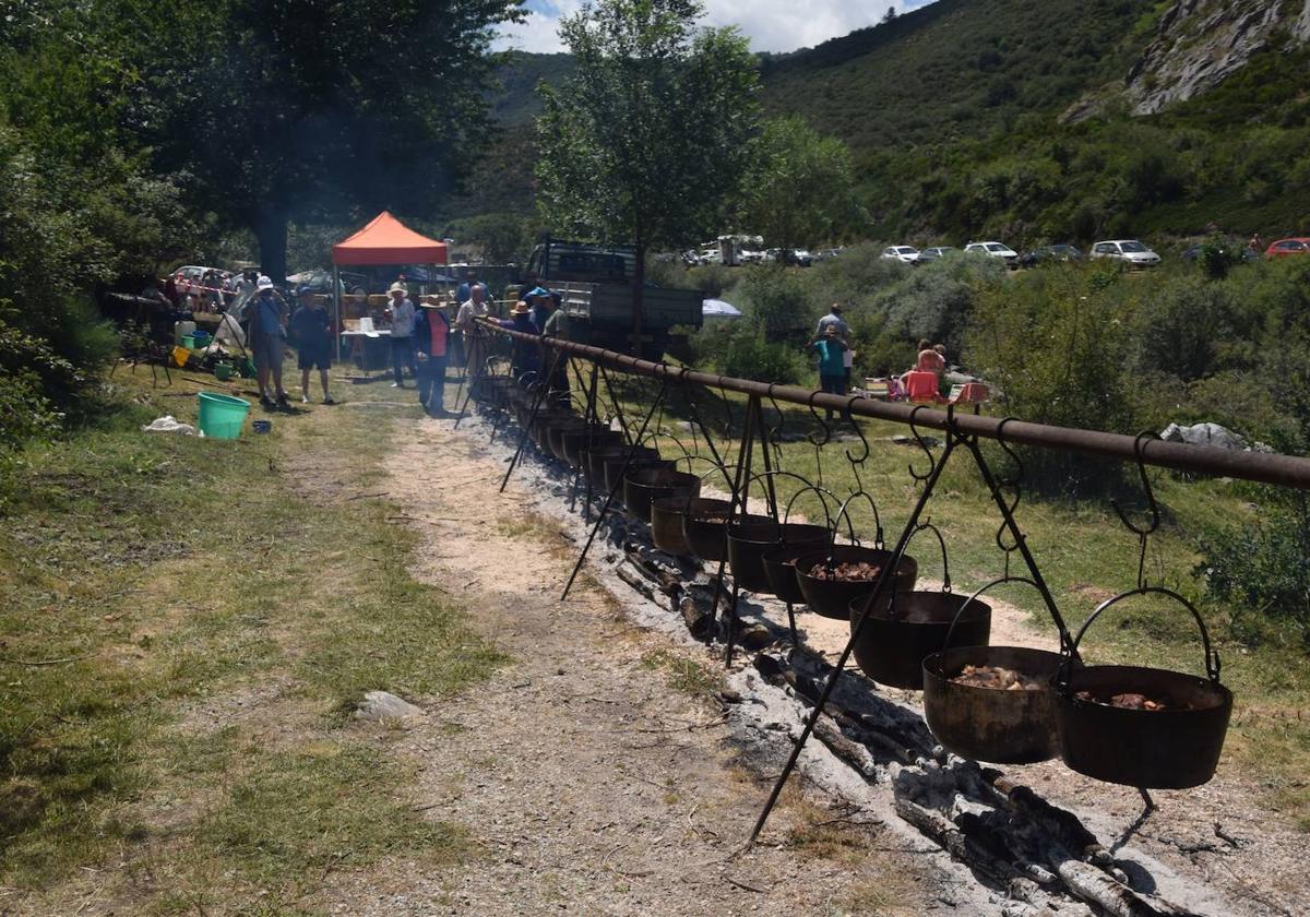 Las calderetas de carne, en la fiesta de Puente Agudín.