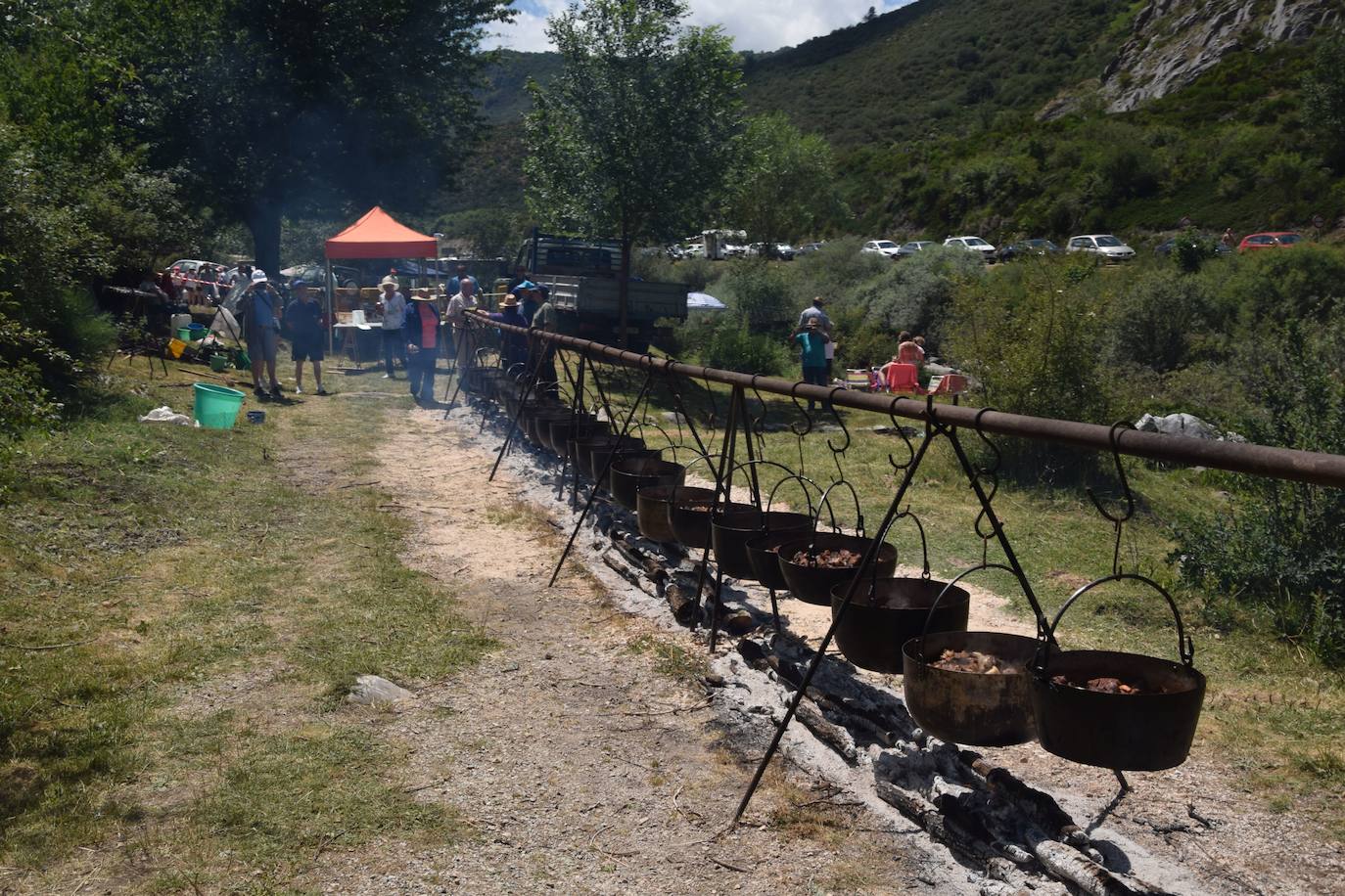 27 calderetas con 480 kilos de carne en Puente Agudín