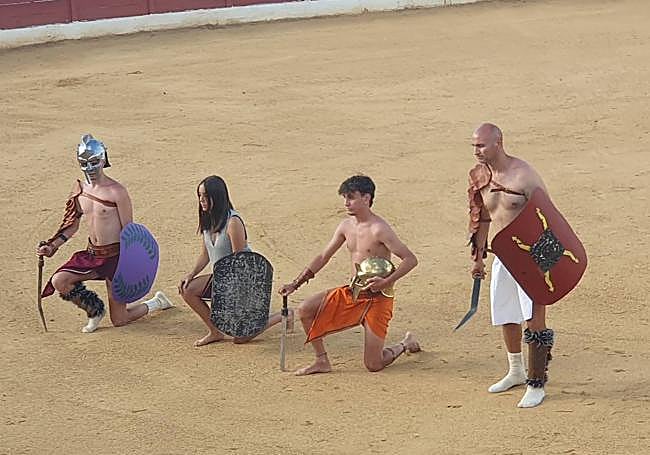 Exhibición de gladiadores en la plaza de toros.