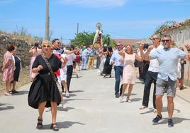 Los vecinos de Cevico Navero danzaron alrededor de su patrona, la virgen del Carmen.