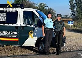 Una gendarme francesa y una guardia civil, en el Camino de Santiago.