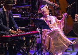 La vocalista cubana de 92 años, Omara Portuondo, durante un concierto.