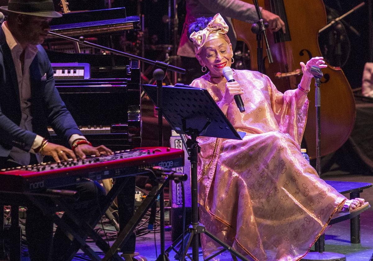 La vocalista cubana de 92 años, Omara Portuondo, durante un concierto.