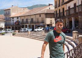 Manu, capitán de la Gimnástica Segoviana, en la plaza de Riaza.