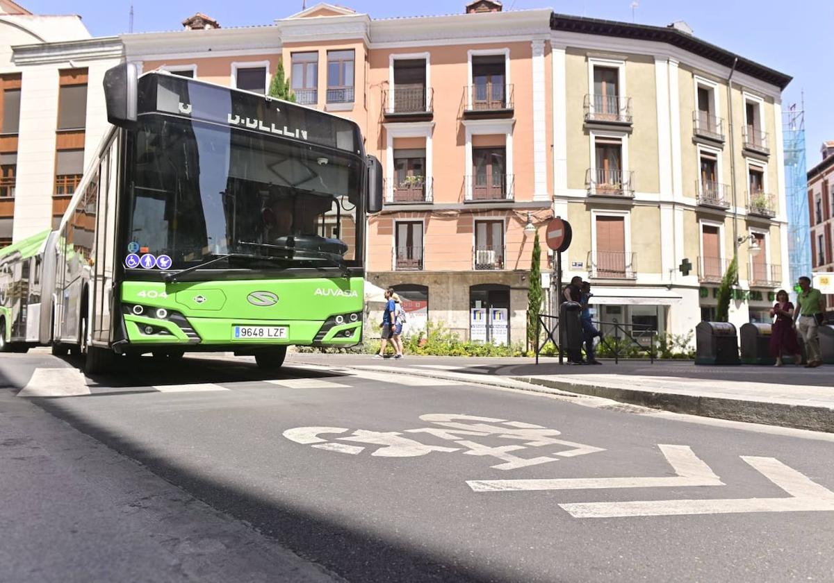 Un autobús pasa por la calle Fray Luis de León con Cánovas del Castillo.