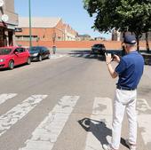 En la UCI tras ser atropellada por un patinete con dos ocupantes que huyeron