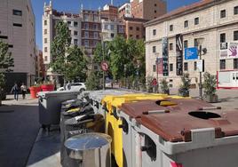 Contenedores clausurados en la zona de San Benito.