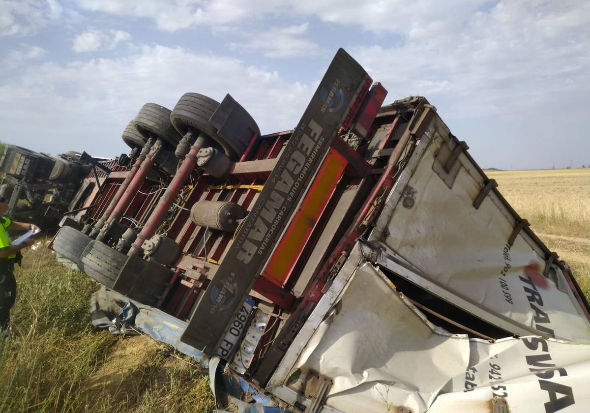 Camión volcado tras el accidente en la A-67 a la altura de Frómista.