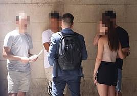 Los dos detenidos, a ambos lados de la imagen, a la salida de los juzgados de Valladolid tras ser puestos en libertad.