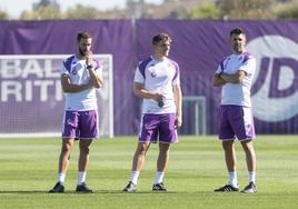 Gonzalo Danilo Álvarez, Martín Varini y Paulo Pezzolano observan a los jugadores durante el primer entrenamiento de pretemporada.