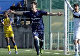 Dani Plomer celebra un gol con la Gimnática Segoviana.
