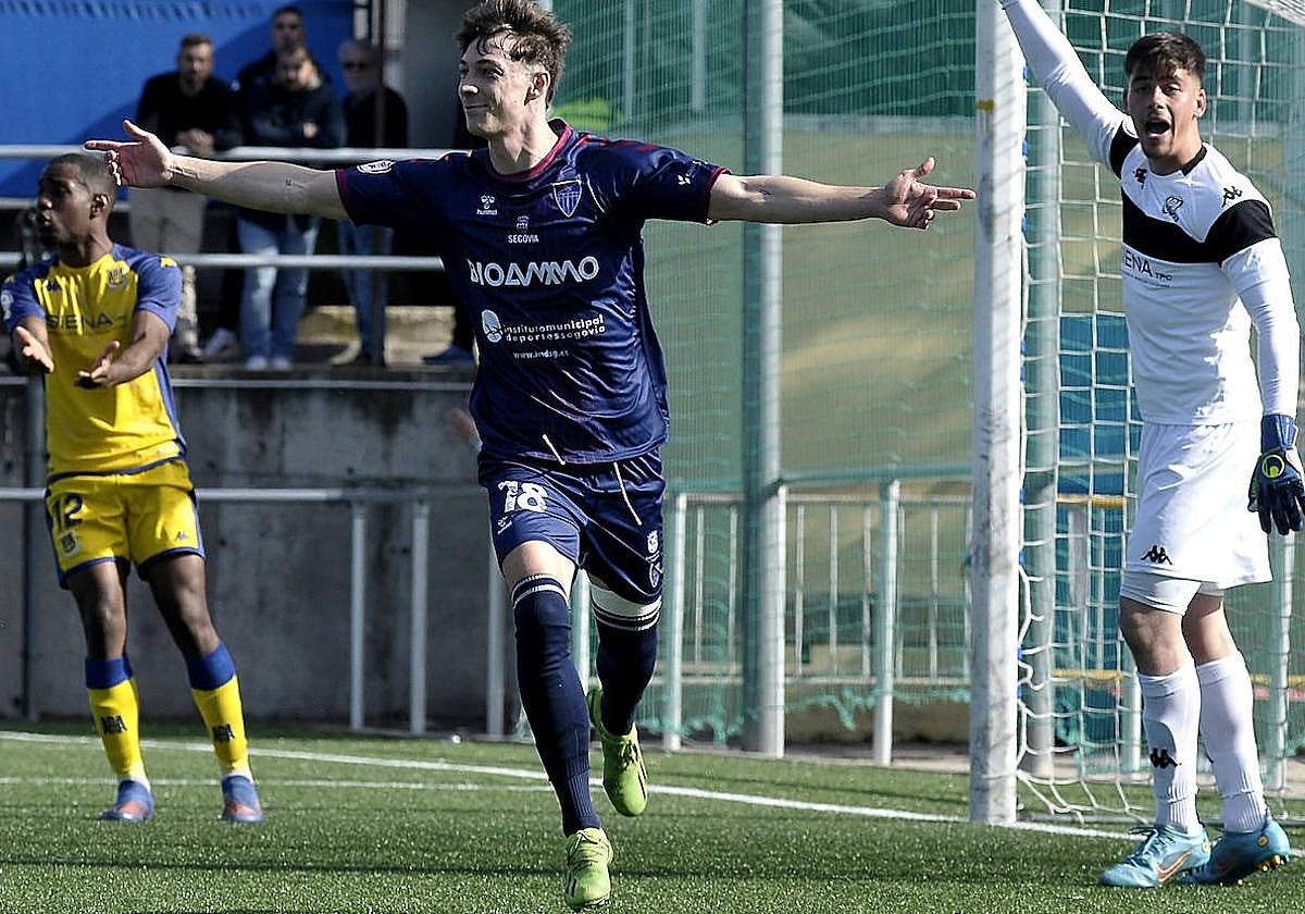 Dani Plomer celebra un gol con la Gimnática Segoviana.