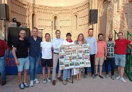 El pregonero, Daniel Barrios Rabadán (en el centro con el pañuelo rojo al cuello), junto al alcalde y sus amigos de la peña La Moncloa, que este año será la encargada de prender el chupinazo.