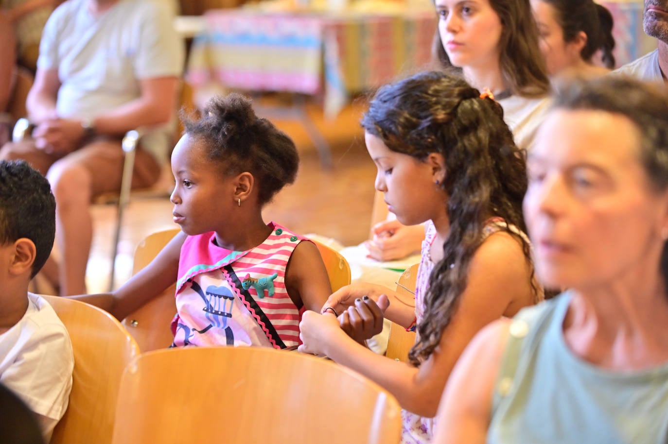 Recibimiento de niños saharauis en el Ayuntamiento de Valladolid, en imágenes