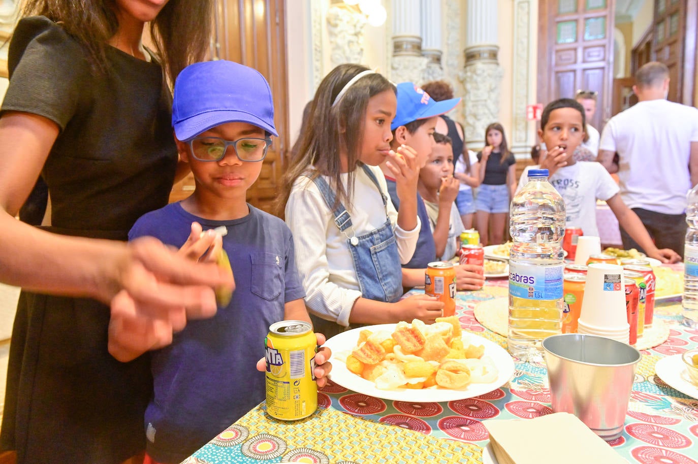 Recibimiento de niños saharauis en el Ayuntamiento de Valladolid, en imágenes