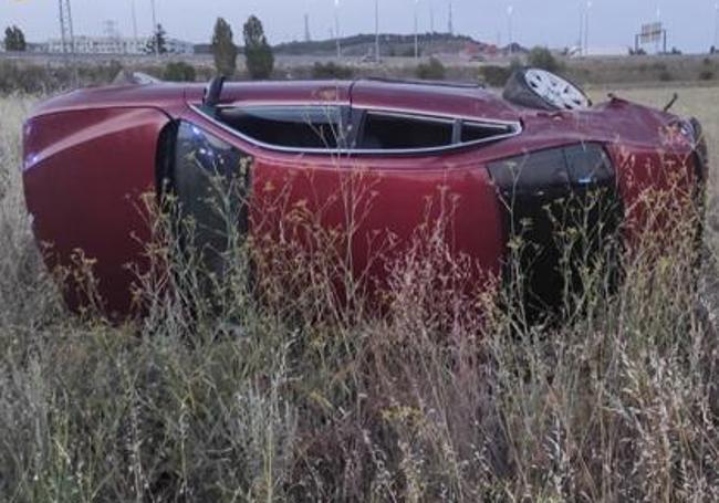 El otro vehículo implicado, volcado sobre un campo adyacente a la carretera donde tuvo lugar el suceso.