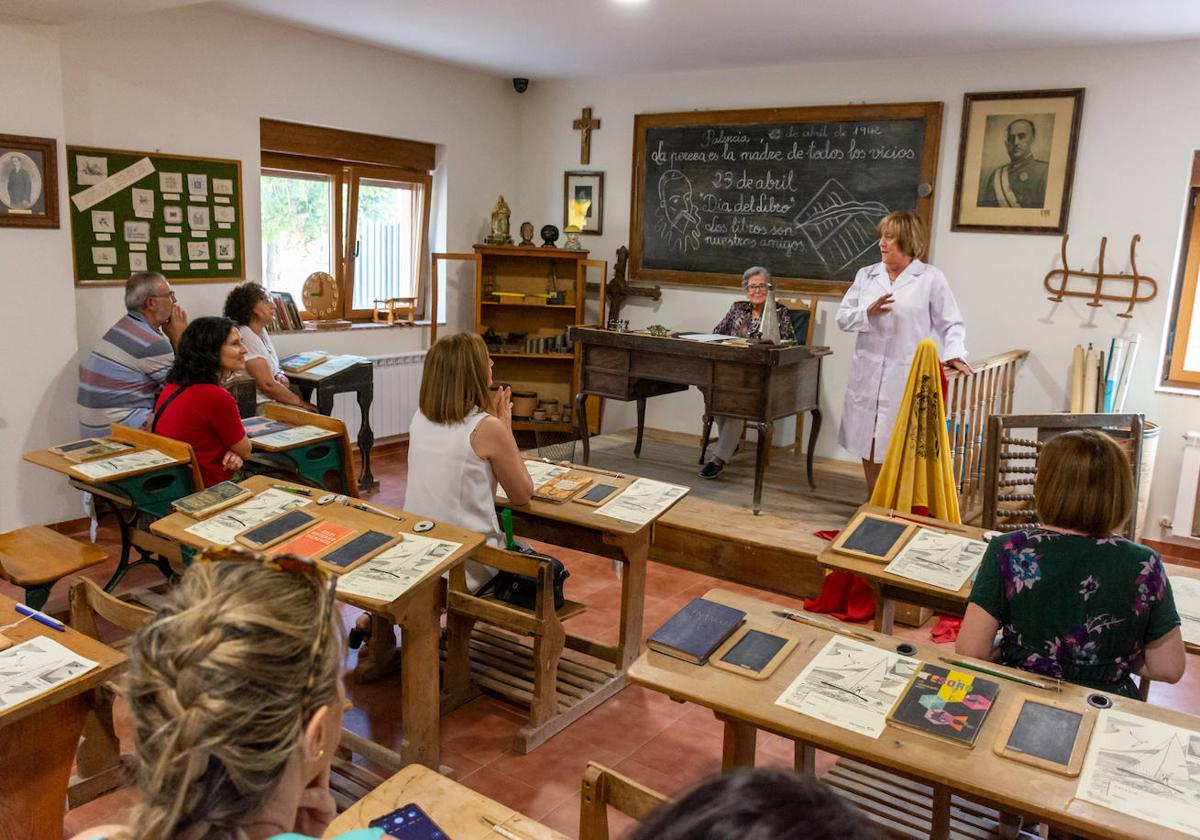 Recreación de un aula de los años 50 del siglo XX.