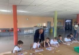 El delegado de la Junta en Palencia, José Antonio Rubio, escucha a unos niños en Carrión.
