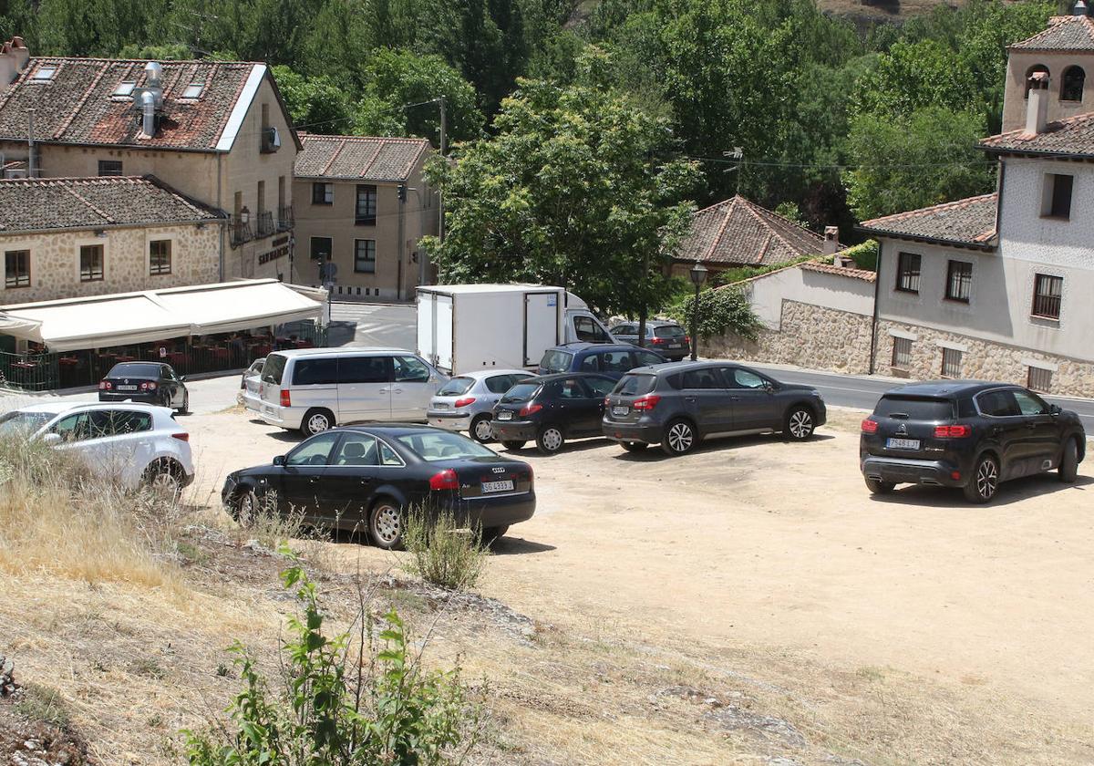 Los vehículos vuelven a aparcar en el talud del lateral del restaurante San Marcos tras la retirada de las rocas que impedían el paso.