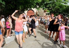 Los villanuscos danzaron en honor a Santa Marina