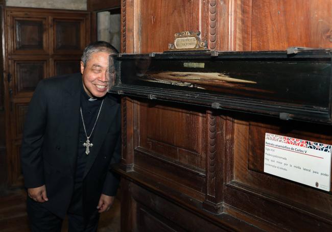 El nuncio del Papa observa el retrato anamórfico de Carlos V en la Sala Capitular de la Catedral.