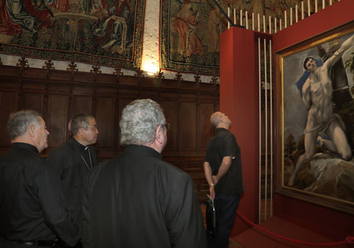 El nuncio del Papa, segundo por la izquierda, junto con dos sacerdotes extranjeros y el obispo de Palencia observan el Greco de la Catedral.