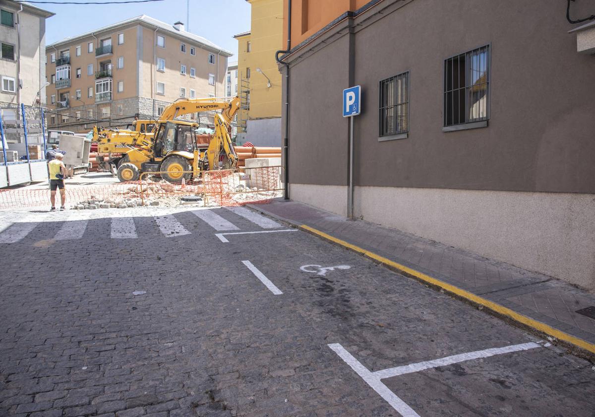 Nuevo aparcamiento para personas con discapacidad habilitado por el Ayuntamiento de Segovia durante las obras en la calle Viena.