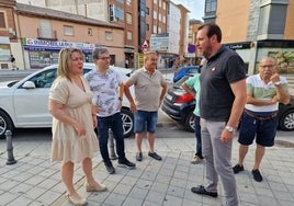 Óscar Puente junto a Verónica Gutiérrez, del PSOE Tordesillas, en el municipio.