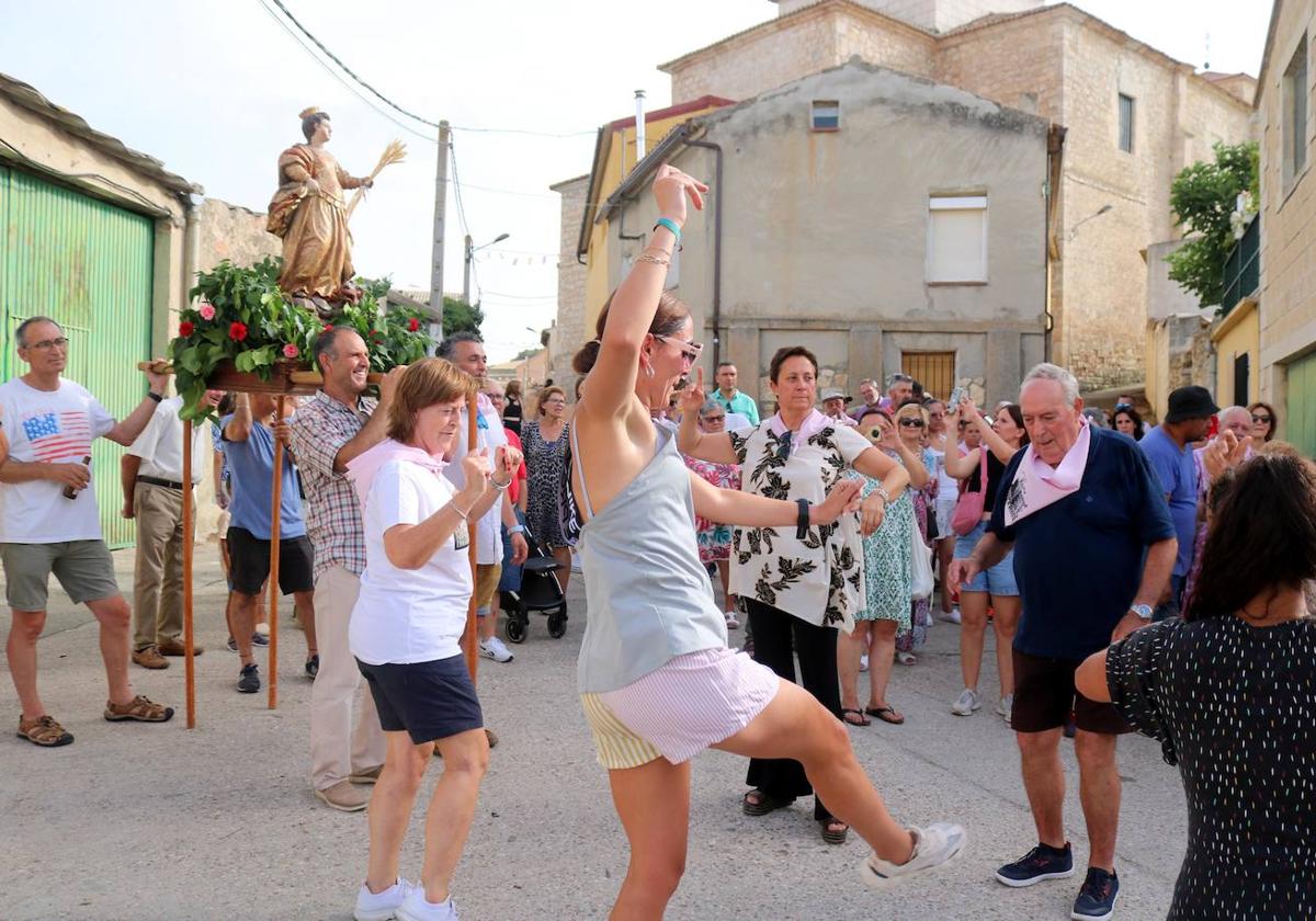 Los vecinos bailan en honor a su patrona.