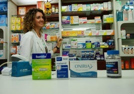 La farmacéutica Arantxa Riego muestra diferentes medicamentos para dormir.