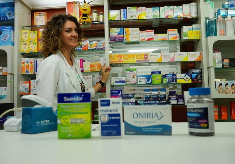 La farmacéutica Arantxa Riego muestra diferentes medicamentos para dormir.