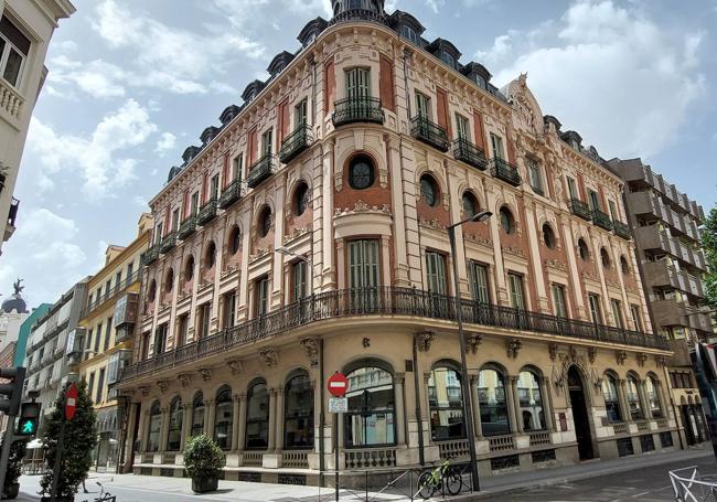 El edifico del Círculo de Recreo, en la esquina entre las calles Constitución y Duque de la Victoria.