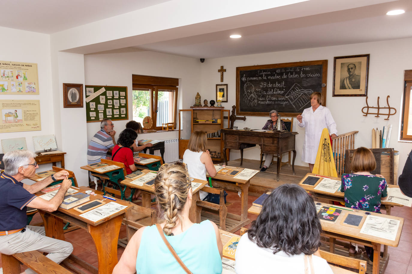 Fuentes de Valdepero viaja en el tiempo hasta la escuela del pasado