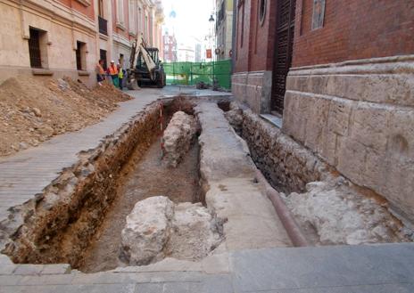 Imagen secundaria 1 - En la parte superior, fotografía de la Acera de San Francisco, realizada por Jean Laurent en 1871. Debajo, cimientos de la fachada original de la iglesia de Jesús y a la derecha, excavación para el aparcamiento en la Plaza Mayor, en 1971.